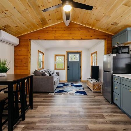 Cozy Cottage On Arbutus Lake 特拉弗斯城 外观 照片