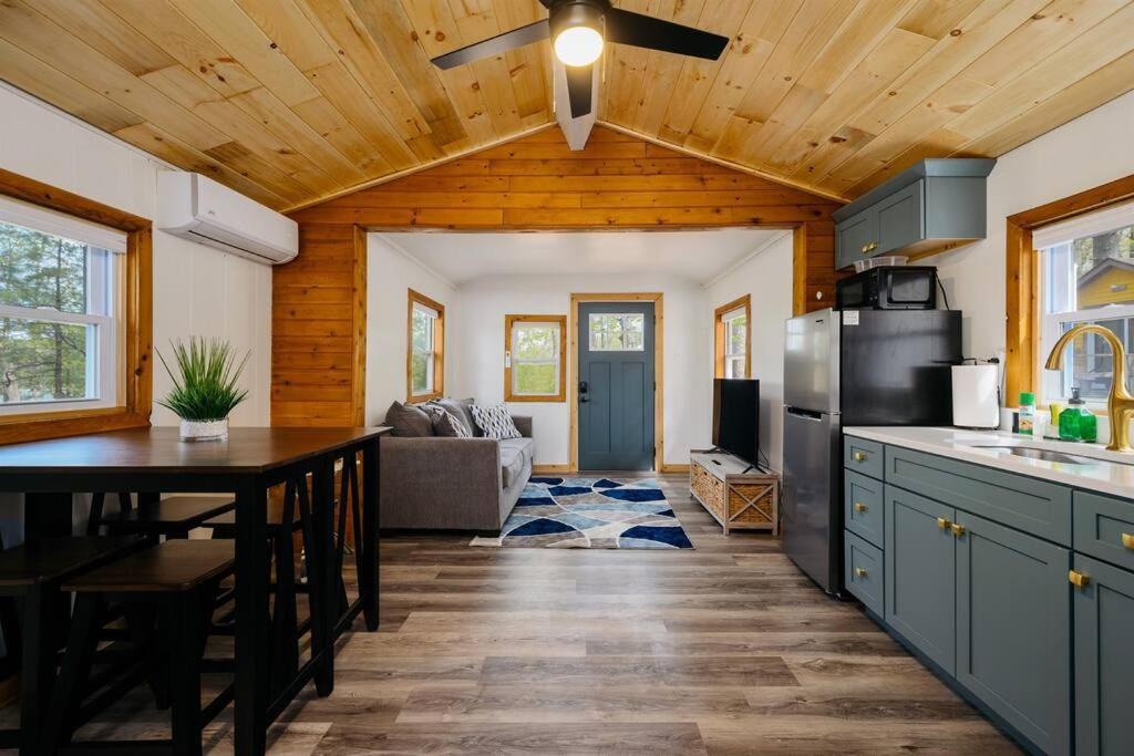 Cozy Cottage On Arbutus Lake 特拉弗斯城 外观 照片
