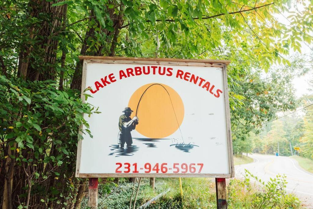 Cozy Cottage On Arbutus Lake 特拉弗斯城 外观 照片