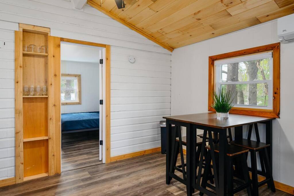 Cozy Cottage On Arbutus Lake 特拉弗斯城 外观 照片