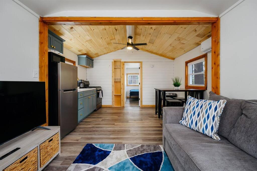 Cozy Cottage On Arbutus Lake 特拉弗斯城 外观 照片
