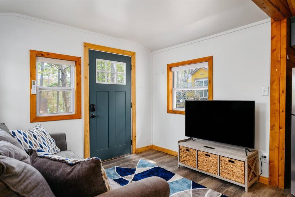 Cozy Cottage On Arbutus Lake 特拉弗斯城 外观 照片